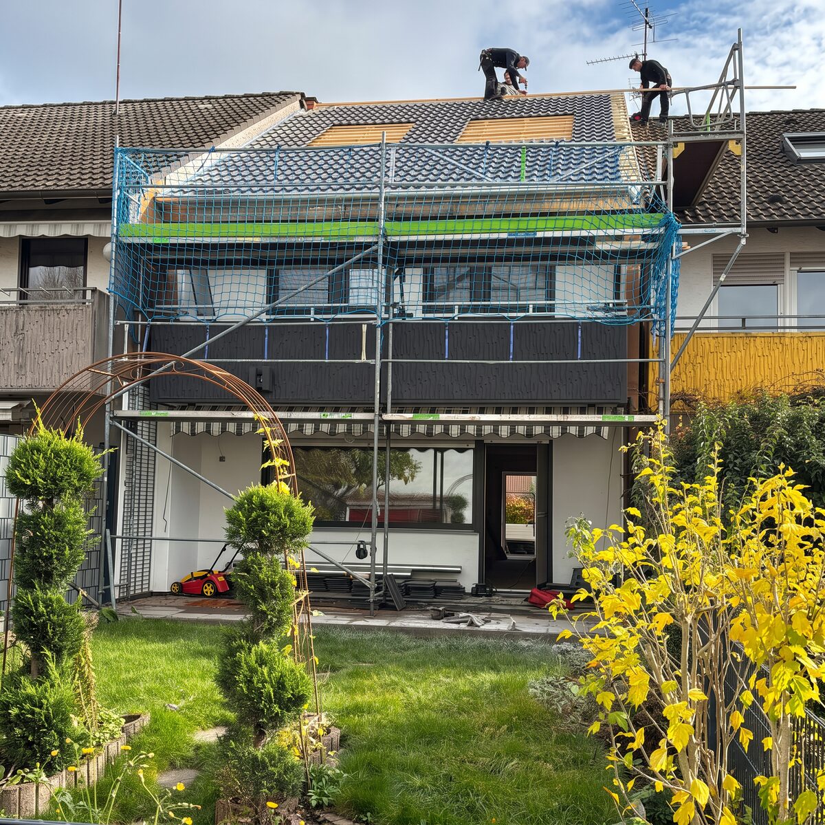 Reihenhaus mit Gerüst und neuer Dacheindeckung als Grundlage für die Photovoltaikanlage
